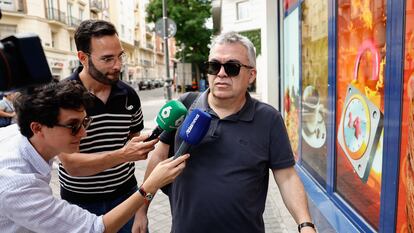 El exsecretario de Organización del PSOE Santos Cerdán junto a varios periodistas en las inmediaciones de su domicilio, este jueves en Madrid. E