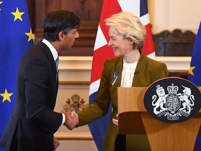 El primer ministro británico, Rishi Sunak, y la presidenta de la Comisión Europea, Ursula von der Leyen, estrechaban la mano tras sellar el acuerdo sobre el Protocolo de Irlanda del Norte, en Windsor, el pasado 27 de febrero.