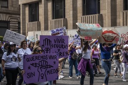 Las mexicanas protestaron este domingo 8 de marzo contra la violencia machista que ha arrojado cifras inéditas en cuestión de feminicidios. En la imagen mujeres se manifestaron con diversas consignas en las principales calles de Ciudad de México.
