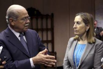Fotografía tomada el pasado 20 de mayo en la que se registró al ministro brasileño de Transportes, César Borges, al charlar con la ministra de Fomento de España, Ana Pastor, tras una reunión mantenida en el ministerio de Transportes en Brasilia.