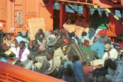 Inmigrantes africanos a bordo del <i>Ile D&#39;Olonne,</i> antes de ser desembarcados.
