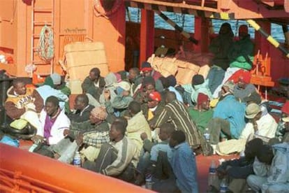Inmigrantes africanos a bordo del <i>Ile D'Olonne,</i> antes de ser desembarcados.