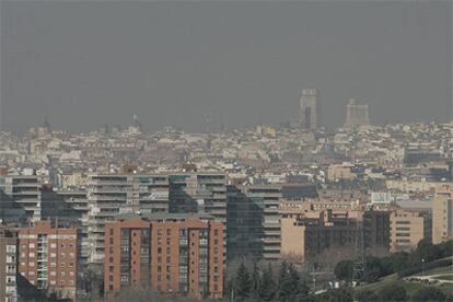 Vista hoy del <i>skyline</i> de Madrid contaminado desde la prolongación de la calle O'Donnell.