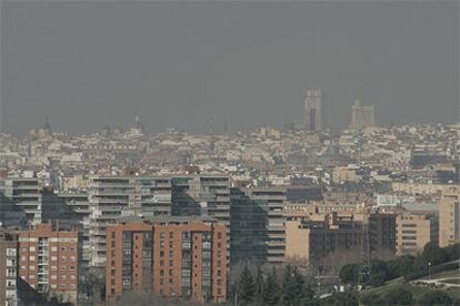 Vista hoy del <i>skyline</i> de Madrid contaminado desde la prolongación de la calle O&#39;Donnell.