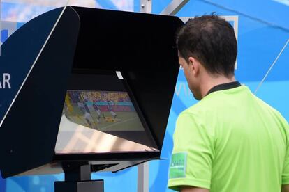 El árbitro uruguayo Andrés Cunha recurrió al videoarbitraje (VAR), para otorgar un penalti en favor de Francia ante Australia.