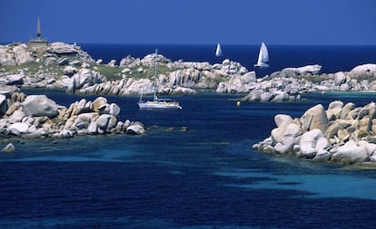 Veleros navegando en las islas Lavezzi, en Córcega.
