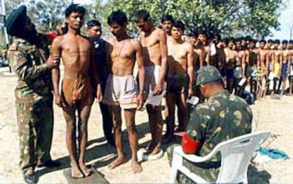 Nuevos reemplazos para el Ejército indio pasan una revisión médica en la localidad de Bairagarh, cerca de Bhopal (centro del país).