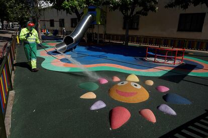 Un operario desinfecta un parque infantil este viernes en Ávila como parte de los preparativos para adentrarse en la nueva normalidad.