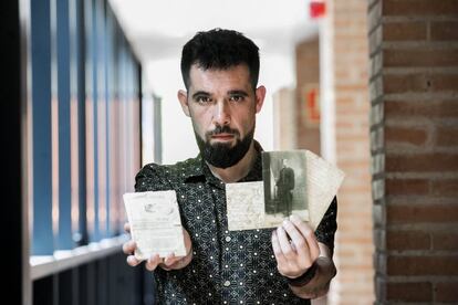 Rubén Notario muestra una foto y algunos documentos del bisabuelo Domingo Écija y del hermano Siríaco, ambos fusilados por los franquistas.