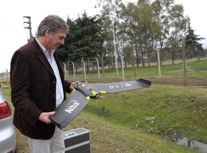 La Agencia de Recaudación de la provincia de Buenos Aires (ARBA) utiliza drones desde 2014 para cazar a evasores de impuestos. El aparato (en la imagen junto al exdirector de Arba, Iván Budassi) de 650 gramos de peso y autónomo, dispone de un <em>software</em> que le permite realizar miles de fotografías del objetivo elegido. Así se detectaron 232 casas sin declarar en Mar del Plata y 150 terrenos de cultivo en Brandsen que sus propietarios tributaban como si fueran baldíos.