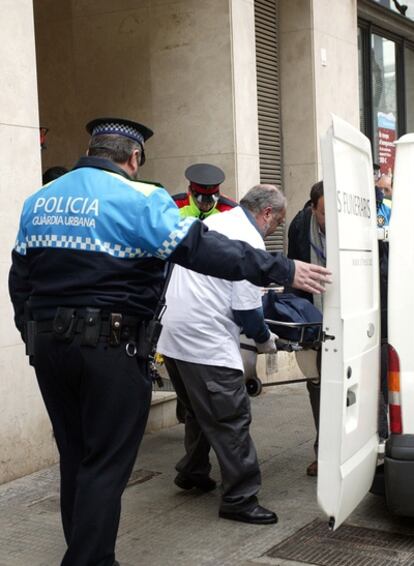 Los Mossos d'Esquadra buscan a la pareja de una mujer de 44 años hallada muerta anoche en su vivienda de Reus con heridas de arma blanca.