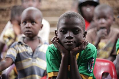 En Kibera la escuela es sinónimo de porvenir al cuadrado. Pero no todos la acaban. La necesidad de buscar un ingreso extra en una casa con, generalmente, varios familiares, termina por relegar la educación para otro momento.