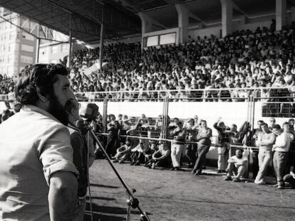 El exdirigente sindical en Astano Ramón Agras, en una asamblea a comienzos de los años ochenta en el estadio de O Inferniño.