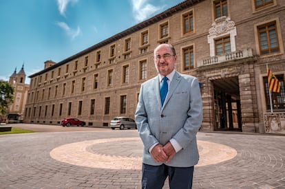 El socialista Javier Lambán, presidente de Aragón, en una entrevista frente al edificio Pignatelli de Zaragoza, el 14 de agosto de 2020.