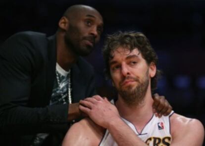 Pau Gasol consolado por Kobe Bryant.