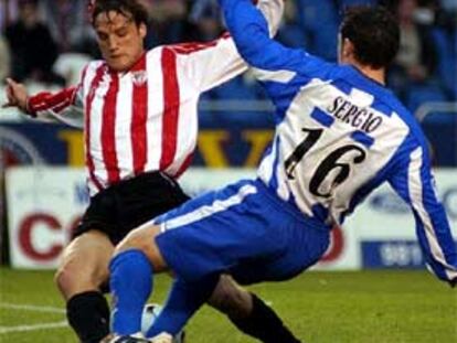 Gurpegui sufre una entrada de Sergio durante un Deportivo-Athletic.