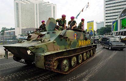 Soldados indonesios a bordo de un tanque se abren paso en Yakarta mientras el país atraviesa una crisis constitucional al haber declarado su presidente el estado de emergencia.