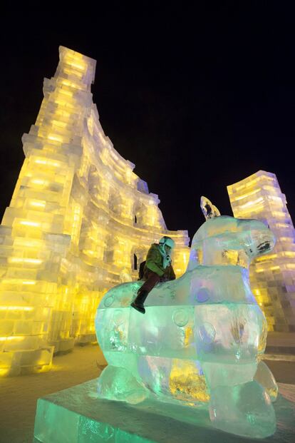 Un niño subido en un caballo de hielo en la ciudad construída en el festival de hielo y nieve de Harbin que se podrá visitar durante este mes. Heilongjiang, China