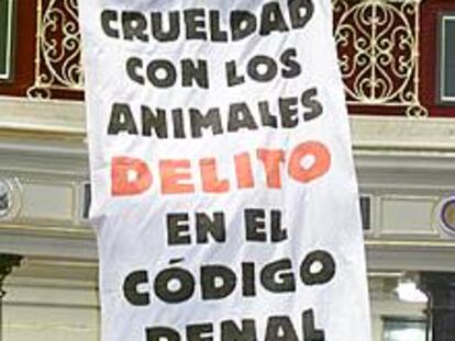 Varios espectadores despliegan una pancarta en el Congreso.