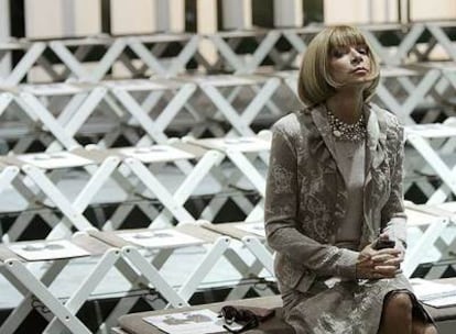 <b>Anna Wintour</b> <b>espera el comienzo del desfile de la colección primavera-verano 2009 de Burberry el pasado septiembre en Milán.