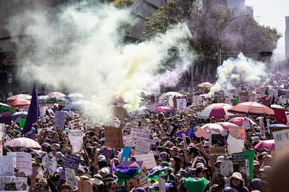 Desde primera hora de la tarde, decenas de miles de mujeres han acudido a los puntos de reunión en Ciudad de México, el Ángel de la Independencia, en el Paseo de la Reforma, el Monumento a la Revolución, camino del Zócalo.