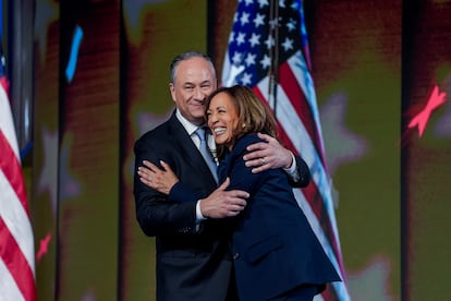 Kamala Harris junto a su esposo, Doug Emhoff, en el escenario del United Center de Chicago, el jueves en la convención demócrata.