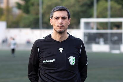 El colegiado Ángel Andrés Jiménez en el campo del AD Malaka, en Málaga, la semana pasada.