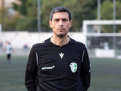 El colegiado Ángel Andrés Jiménez en el campo del AD Malaka, en Málaga, la semana pasada.