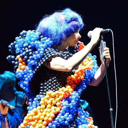 Los artistas y diseñadores Rie Hosokai y Takashi Kawada son los artífices de este vestido elaborado a partir de material hinchable. La actriz lució su 'Daisy Ballon' hace un par de años en uno de sus conciertos.