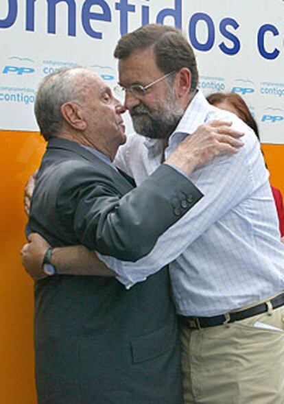 Mariano Rajoy abraza a Manuel Fraga en un acto del PP.