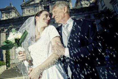 Cristina Gallego y Quique San Francisco jugando a ser marido y mujer el pasado viernes en la Iglesia de Santa Bárbara.