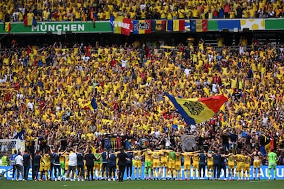 Jugadores de la Selección rumana celebran, junto a su afición, el triunfo por 3-0 ante Ucrania.