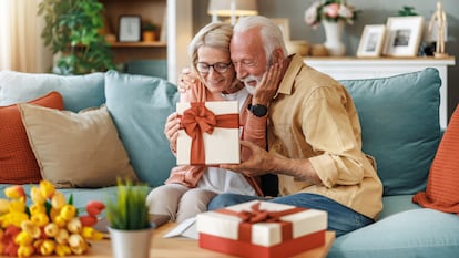 Artículo de EL PAÍS Escaparate que describe los regalos para gente mayor que entregar en Navidad 2025.