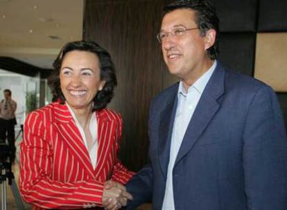 Rosa Aguilar y Rafael Blanco se saludan ayer antes del encuentro que tuvieron en un hotel de Córdoba.