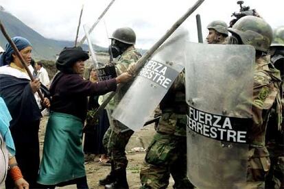 El presidente de Ecuador es Alfredo Palacio, después de que asumiera el poder tras la destitución de Lucio Gutiérrez (un ex militar golpista que en 2002 llegó a la presidencia por las urnas). Su mandato es provisional  y pese a la opinión de muchos, Palacio ha logrado sobrevivir a varias revueltas populares y resistir en el mando hasta la convocatoria electoral. En la imagen, varias mujeres golpean con palos a un grupo de soldados que bloquean una carretera en San Rafael, al norte de Quito.