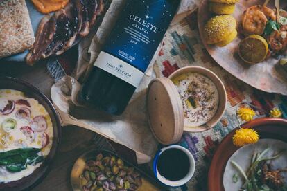 En la era del 'delivery', es imperdonable no tener en casa un vino, como Celeste Crianza 2016, que maride bien con cualquier plato.