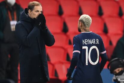 El entrenador del PSG, el alemán Thomas Tuchel, habla con Neymar tras pararse el encuentro por un insulto racista a un jugador del Estambul por parte del cuarto árbitro.
