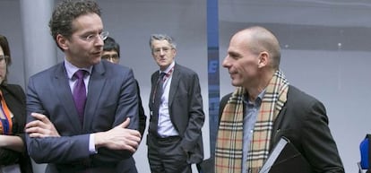 El presidente del Eurogrupo, Jeroen Dijsselbloem, con el ministro Yanis Varoufakis en una reunión de la semana pasada en Bruselas.