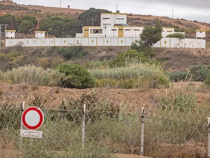 Puesto de vigilancia del Ejército argelino visto desde la ciudad marroquí de Uchda, en el noreste del país.