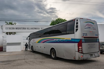 Autobuses que trasladan migrantes llegan al Instituto Nacional de Migración, en Villahermosa, Tabasco.