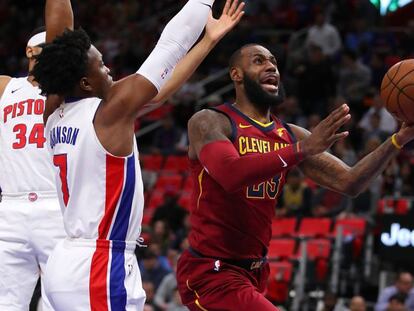 LeBron James sobrepasa a Reggie Jackson.