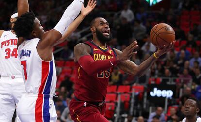 LeBron James sobrepasa a Reggie Jackson.