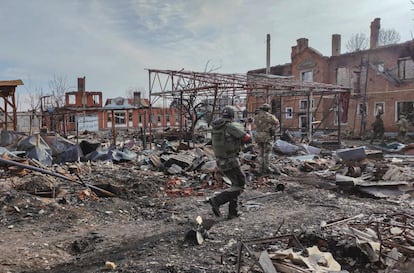 Imagen procedente de un vídeo del Ministerio de Defensa ruso que muestra edificios destruidos en Sudzha, en la región de Kursk, el 13 de marzo.