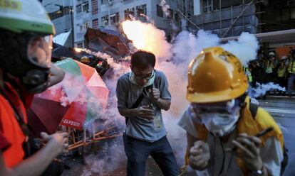 Lanzamiento de gas lacrimógeno en el centro de Hong Kong.