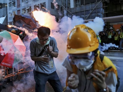 Lanzamiento de gas lacrimógeno en el centro de Hong Kong.