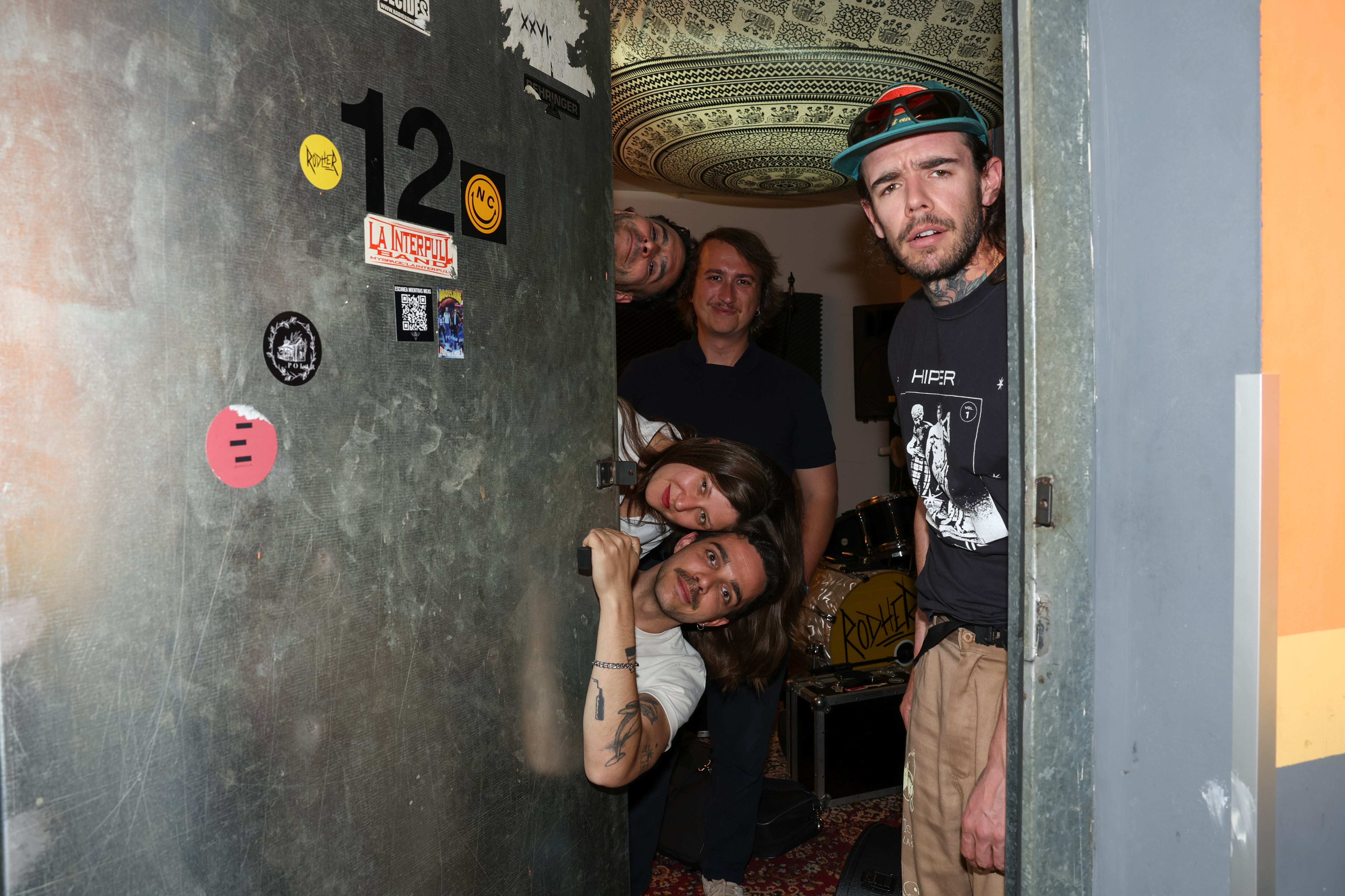 El grupo, que ya se encuentra de gira presentado su tercer disco, en la puerta de su local, El Observatorio, en Madrid. 