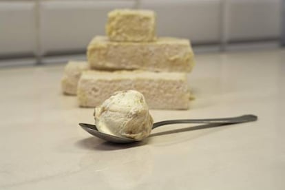 Helado de queso de cabra con salsa casera de dátiles y piñones