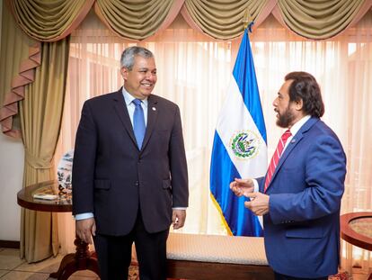 Dante Mossi junto al vicepresidente de El Salvador, Félix Ulloa, el 21 de abril de 2023.