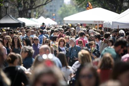 Diada de Sant Jordi. Calles y plazas se han inundado de gente y turistas en busca de un libro y una rosa que regalar.