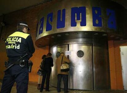 Un agente de la Policía Local vigila el precinto de la discoteca Macumba en la estación de Chamartín.
